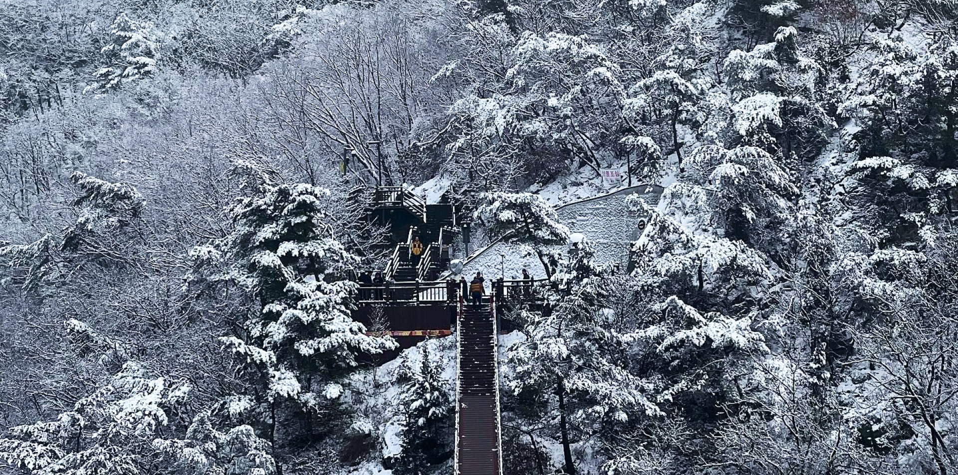 白雪皚皚的山脈全景，絕對令人難忘。