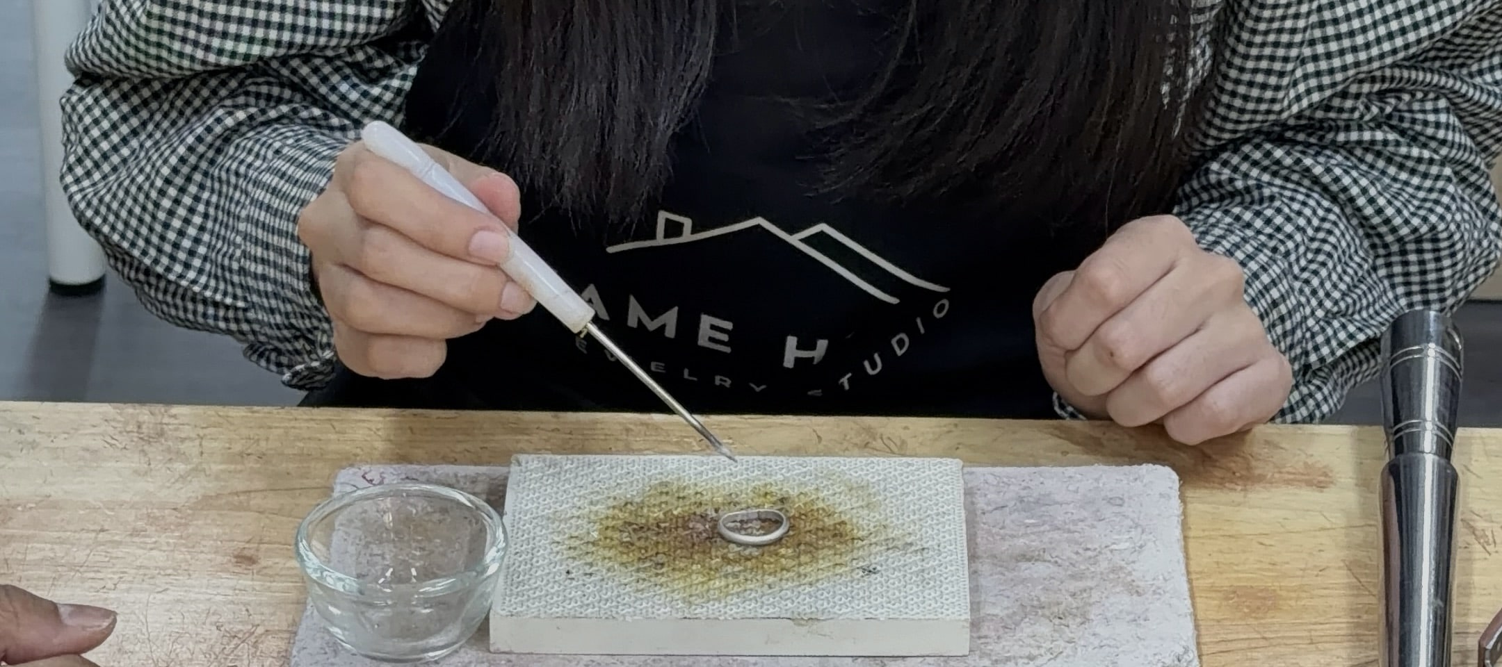 在老師的逐步指導下,親手焊接專屬你的925純銀戒指。 在老師的逐步指導下,親手焊接專屬你的925純銀戒指。