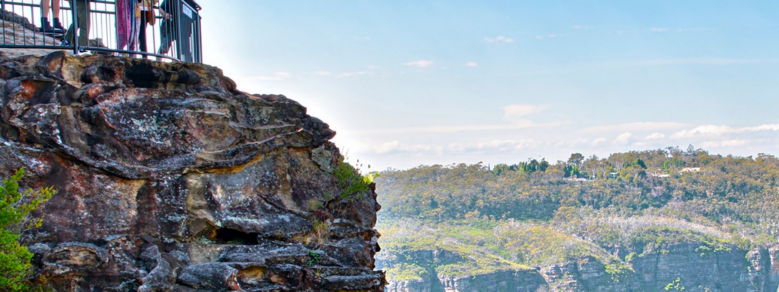 造訪伊利西安岩石觀景台 (Elysian Rock Lookout)，將傑米森谷 (Jamison Valley) 的寧靜全景盡收眼底，感受彷彿漂浮在懸崖邊緣的空中之感。