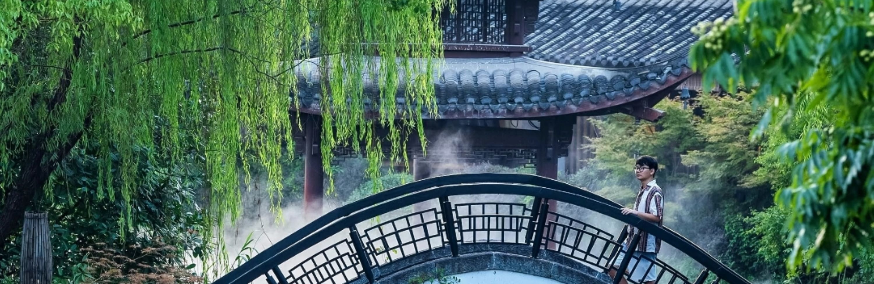 小橋下,一艘裝飾雅緻的小船在水面悠悠而行,船上有綠植點綴,橋邊亭臺、垂柳與水汽交融,營造出清幽雅緻的氛圍 小橋下,一艘裝飾雅緻的小船在水面悠悠而行,船上有綠植點綴,橋邊亭臺、垂柳與水汽交融,營造出清幽雅緻的氛圍