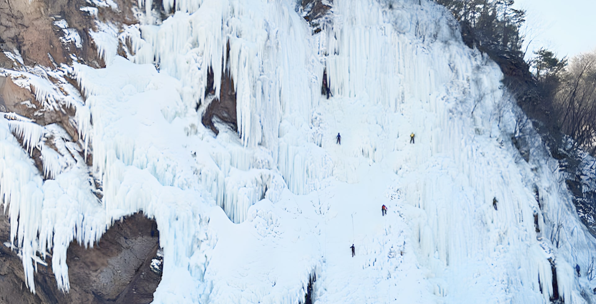 ❄️冬季,Maebawi瀑布會變成一道高聳的冰牆,彷彿出自奇幻電影一般。 ❄️冬季,Maebawi瀑布會變成一道高聳的冰牆,彷彿出自奇幻電影一般。