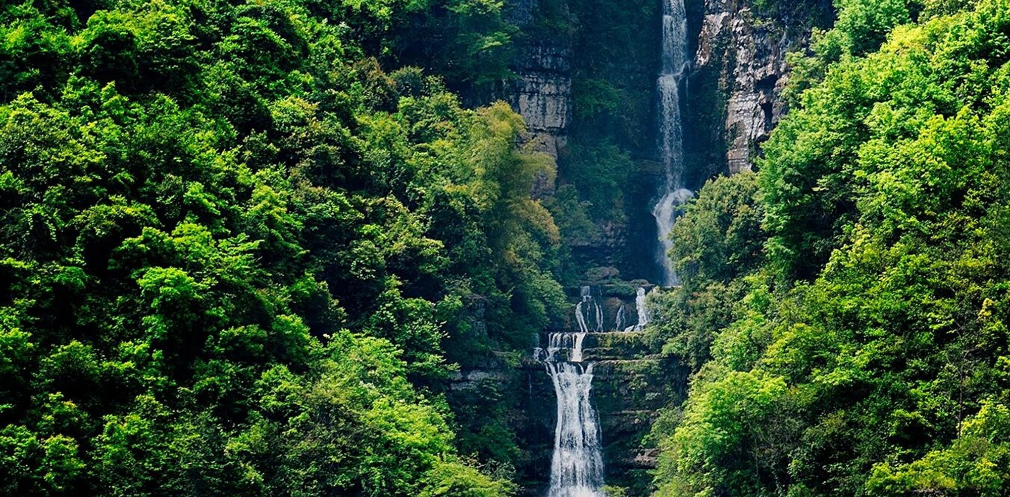 翠嶺相擁，瀑布垂懸。澄澈碧水映青山，奏響自然的靈動樂章，勾勒出絕美的山水詩畫