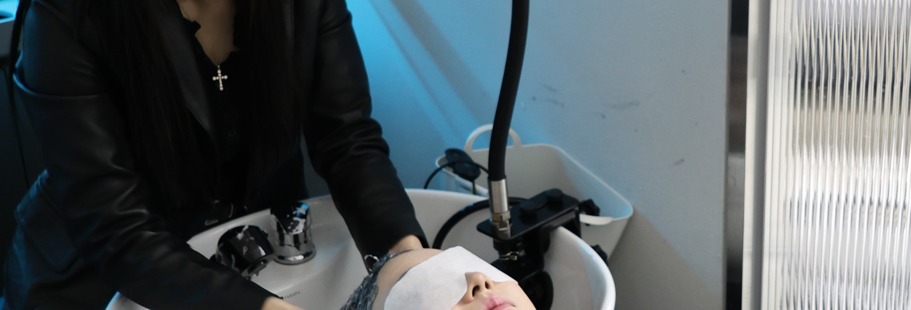 在頭部 SPA 前，會先為您徹底清潔頭髮。