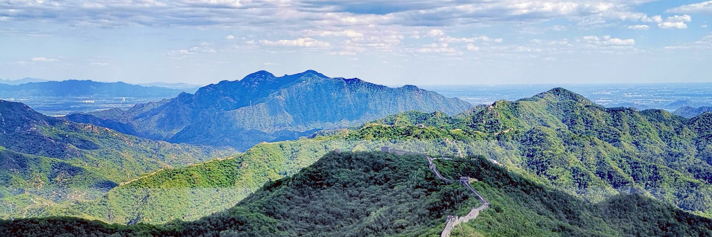 夏季的慕田峪層林疊翠，滿目蒼鬱。群山被鬱鬱蔥蔥的樹木覆蓋，植被覆蓋率極高。‌‌