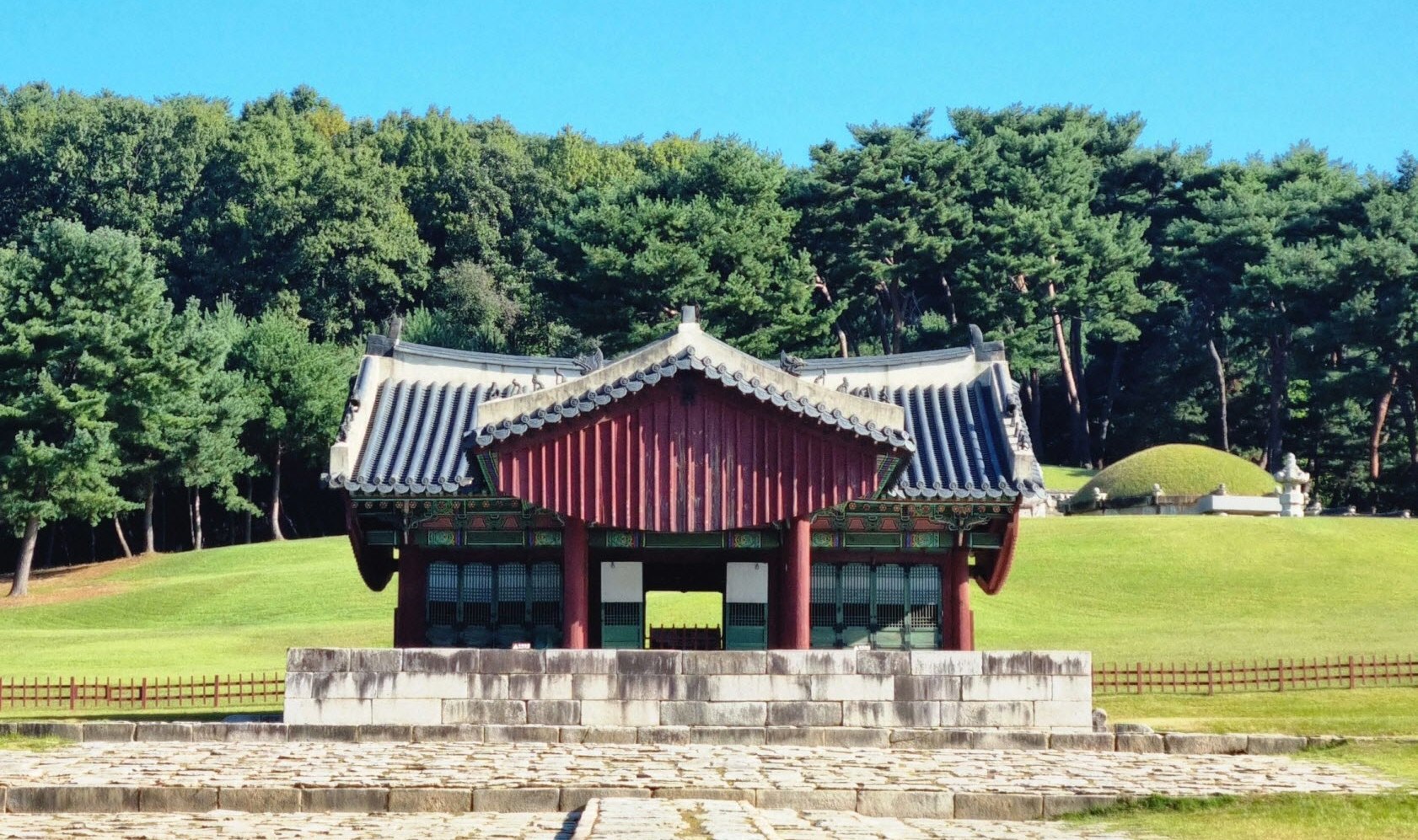 Suwon Hwaseong fortress and Starfield library tour 