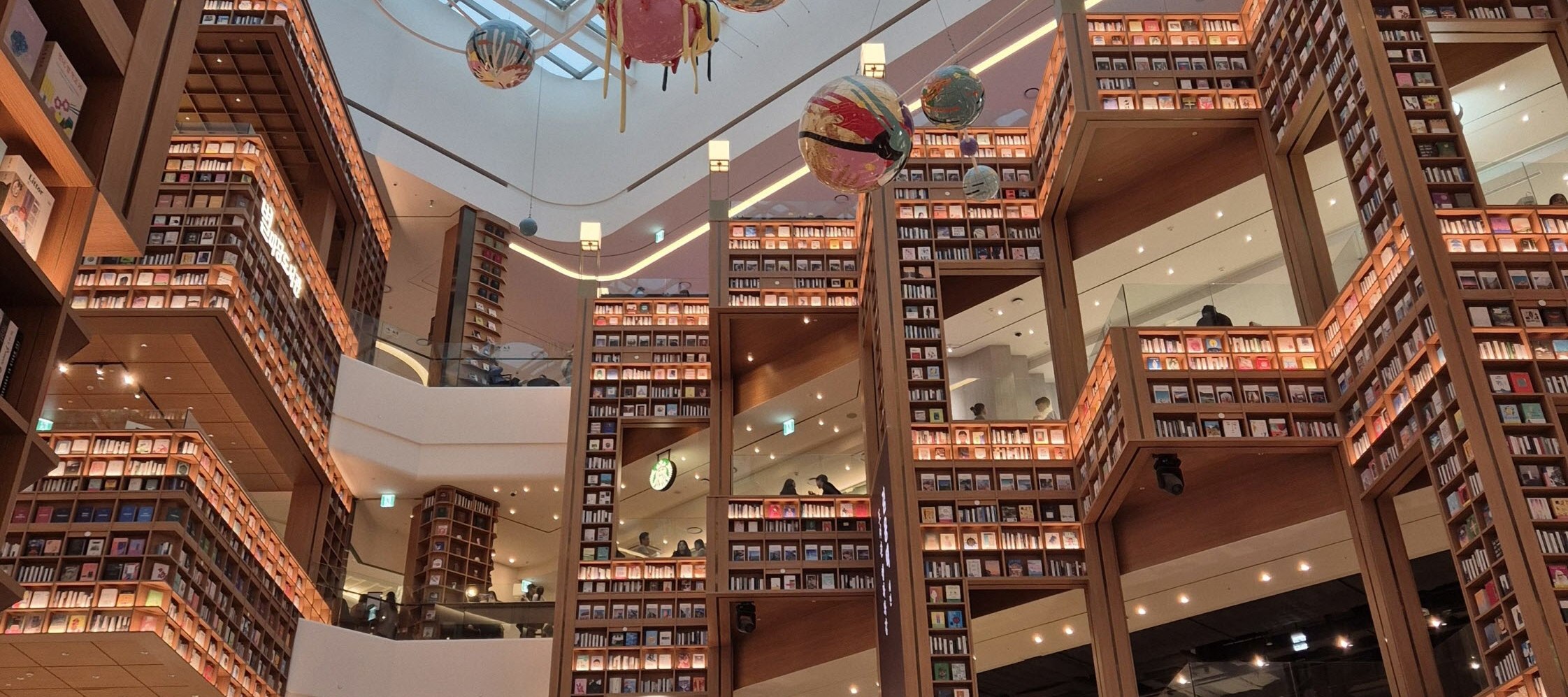 Suwon Hwaseong fortress and Starfield library tour 