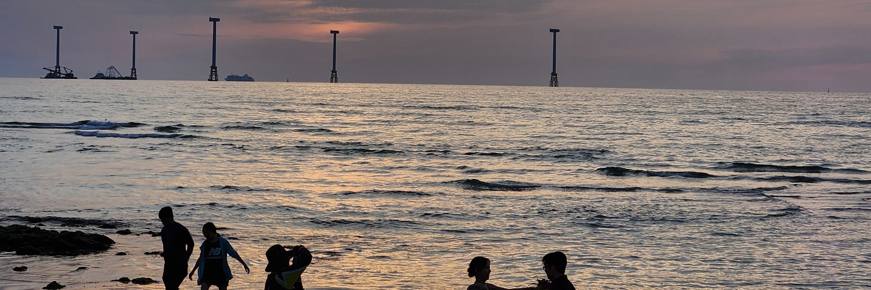 Handam Beach (Aewol) & Olle Trail Sunset Tour:
Take a peaceful stroll along the coastal Olle Trail at Handam Beach.
As the sky turns golden and the sea sparkles in the evening light, feel Jeju’s quiet magic at sunset.