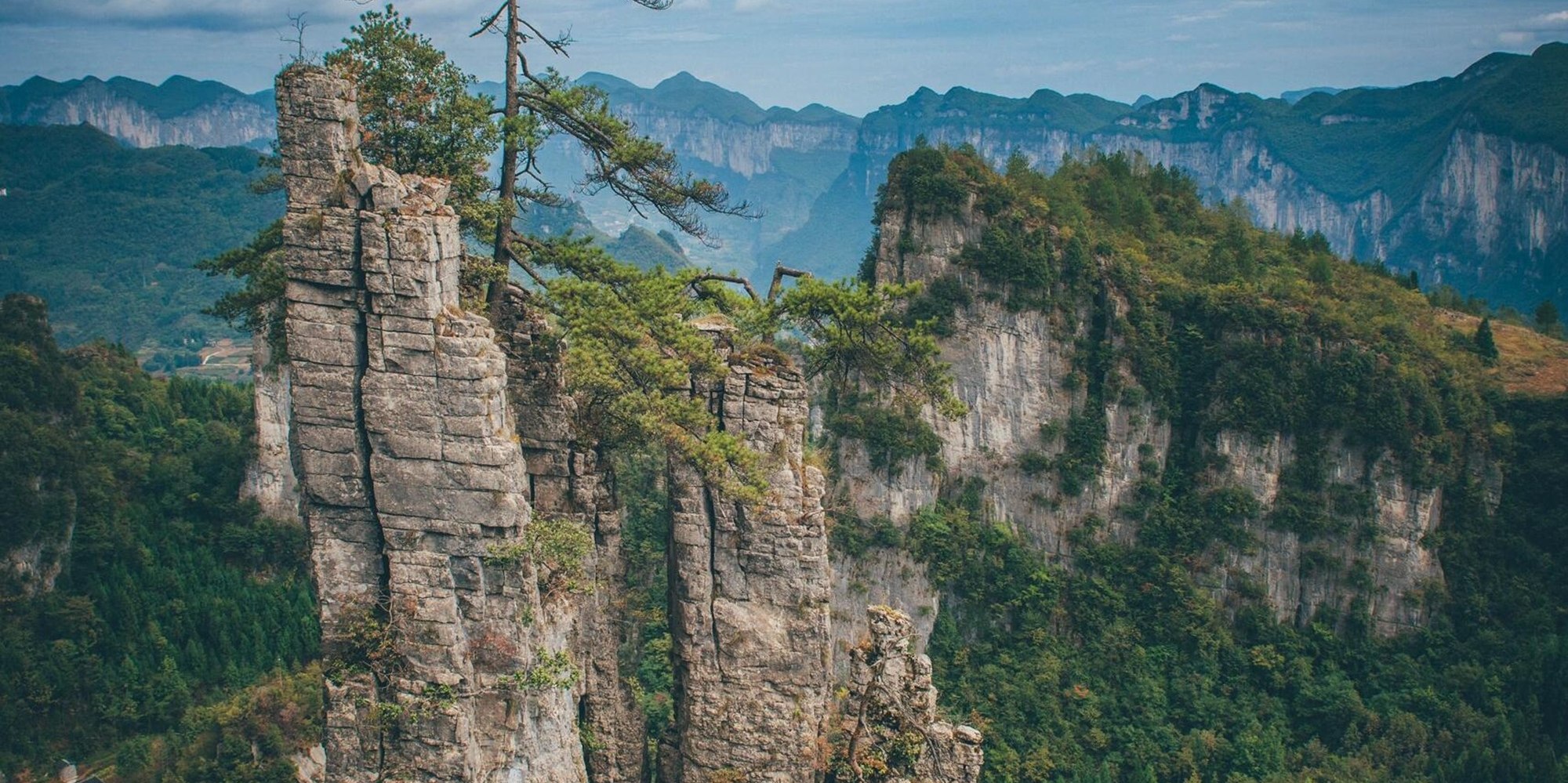 看吶！恩施奇峰聳峙，青松傲立巖巔，層巒隱現雲霧，盡顯大自然鬼斧神工