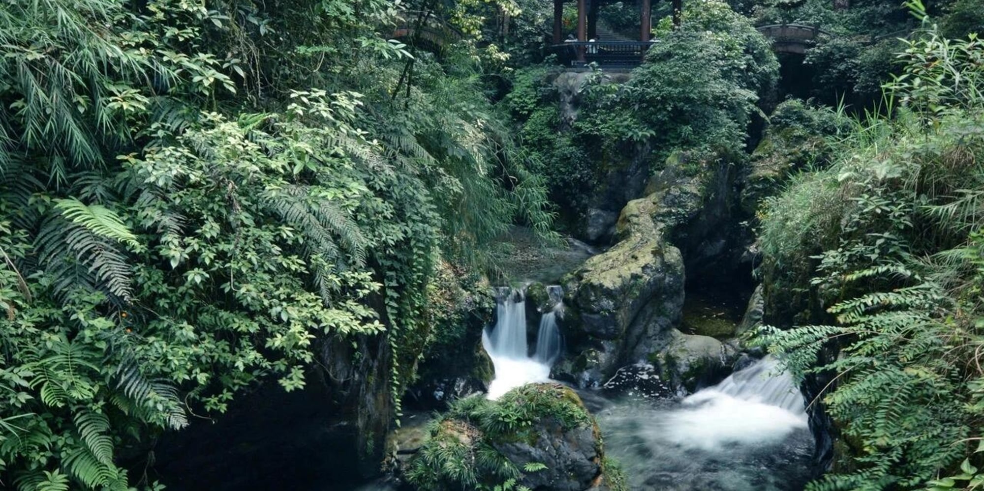 The beautiful scenery of Emei Mountain and the clear sound of the twin bridges. The black and white waters converge, the flying bridge is like a rainbow, and the sound of the waves is like a piano. It is like a fairyland. Come and feel this natural music.