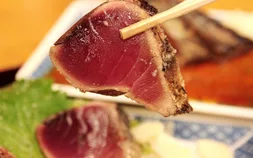 ひろめ市場のプライベート食歩き — Klookで体験を見る（広告）