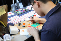 香港特色小巴牌工作坊，讓參加者可以了解小巴牌背景及製作過程，發揮創意製作獨一無二的匙扣小裝飾。
