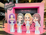 BLACKPINK快閃店門口有著超大型的BLACKPINK THE GAME成員Q版遊戲立牌迎接