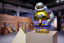 「卡娜赫拉荒唐世界博物館」展覽中卡娜赫拉的小動物將變身成法老王等世界遺產