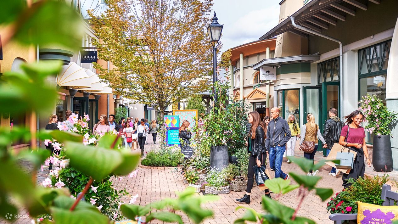 Village магазины. Gala shopping village.