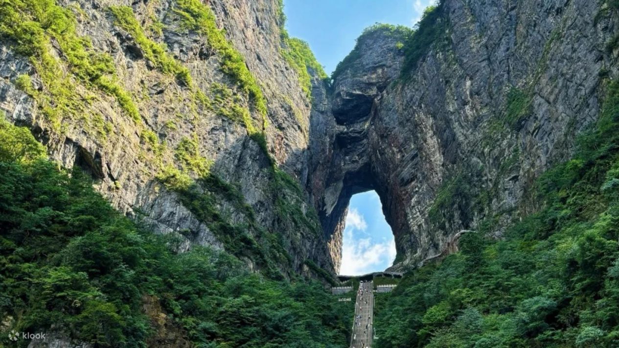 长沙出发 张家界天门山国家森林公园 天门洞 玻璃栈道一日游 动车往返（可选 土家风情园） - Klook客路