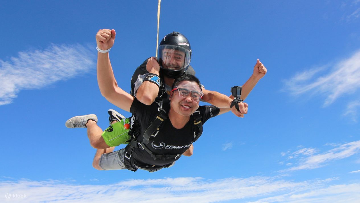 Первый прыжок с парашютом. Первый парашютный прыжок. Паркур эстетика. First jump. Чувак вверх ногами.