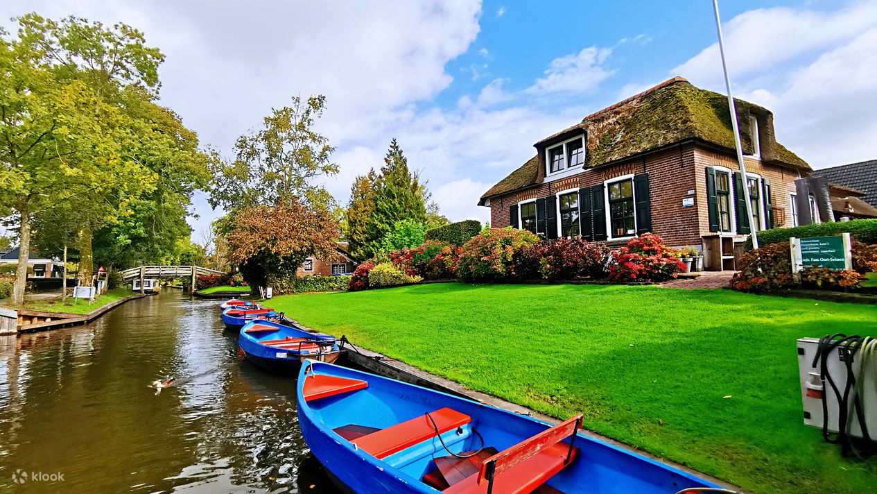 Explore Giethoorn, Afsluitdijk, Zaanse Schans Day Tour - Incl. Hotel