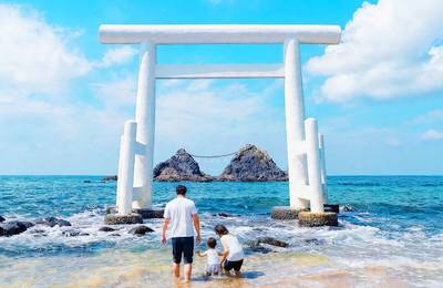 Fukuoka Coast: 6 Major Attractions Day Trip, Experience Romantic Swing