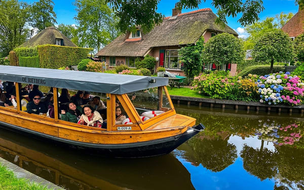 From Amsterdam to Giethoorn Day Trip & Guided Canal Cruise