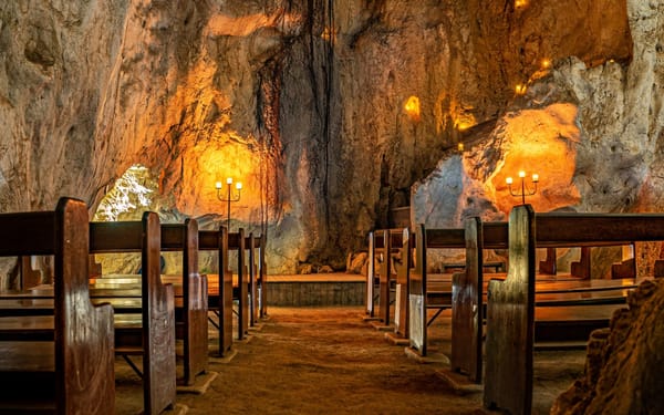 Cathedral Cave Tour in Capricorn