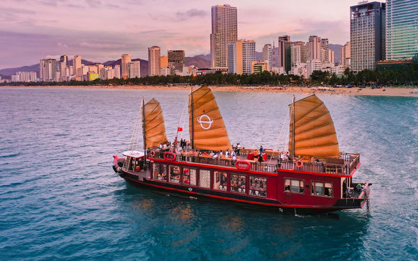 Sunset Cocktail and Dinner Luxury Emperor Cruise in Nha Trang