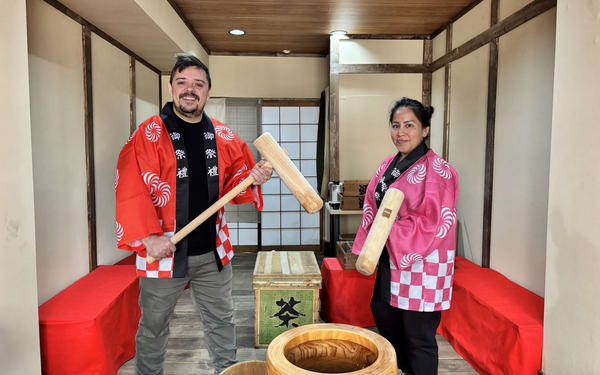 Traditional Mochi Pounding Experience with Tasting