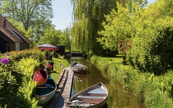 Giethoorn Day Tours with Traditional Boat Cruise