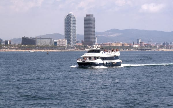 Las Golondrinas Boat Tour in Barcelona