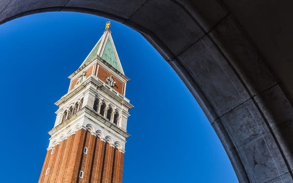Venice Secrets Walking Tour and Shared Gondola Ride