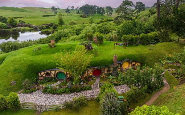 Hobbiton & Waitomo Caves Small Group Experience with Lunch