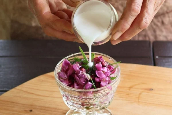 Live Like a Local: Herbal Oil Workshop & Farm Lunch