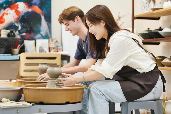 Traditional Korean Pottery Moon Jar Making Class