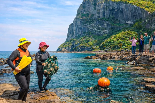 Jeju East Tour with Haenyeo Show, Cave & Coastal Highlights
