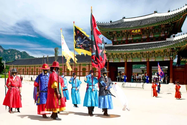 Seoul Day Tour: Gyeongbokgung, Bukchon Hanok Village, 3 highlights