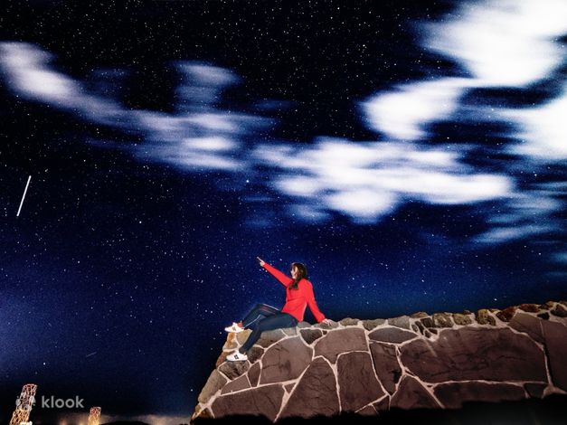 Starry studio разработчик страна. Маленький принц гиф. Маленький принц gif. Звездное небо из маленького принца. Маленький принц фон