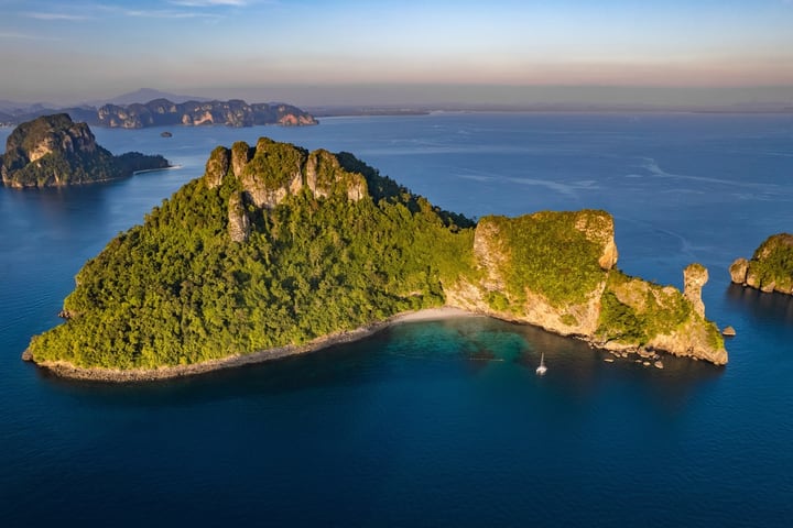Dari Krabi : Tur Sehari Penuh Snorkeling 7 Pulau dengan Perahu Ekor Panjang