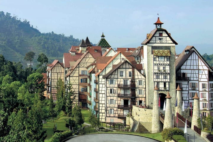 Kuala Lumpur Colmar Tropicale & Japanese Village Full-Day Tour