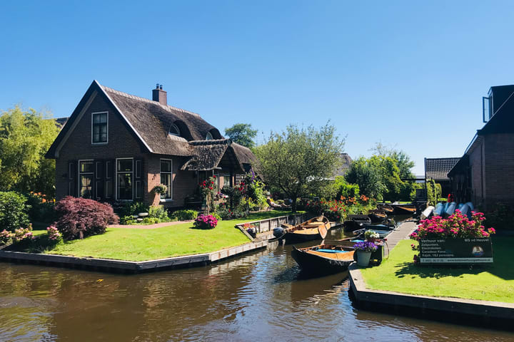 Zaanse Schans and Giethoorn Day Tour with Hotel Pick Up and Boat