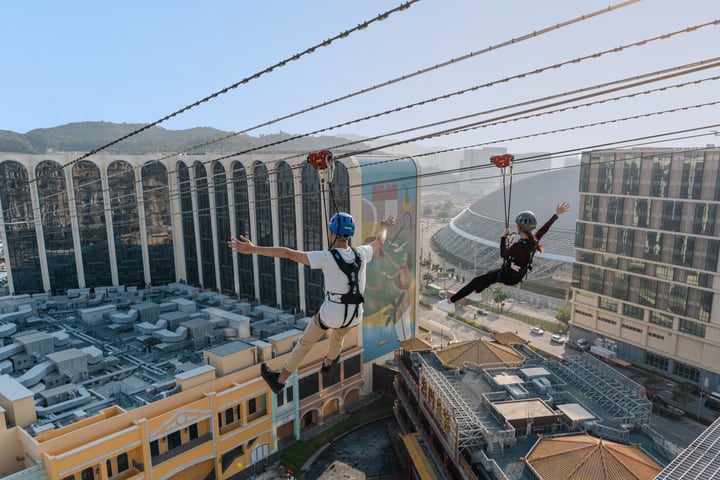 "Macau Zipline" adalah atraksi hiburan zipline perkotaan imersif pertama di dunia.