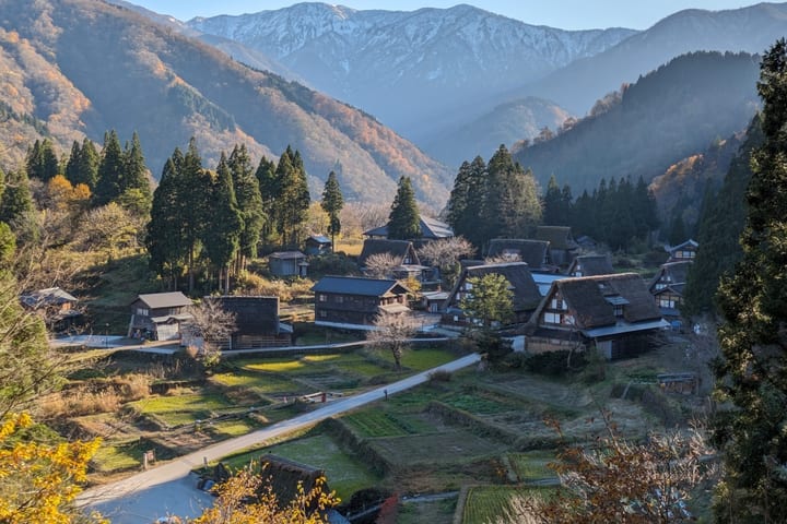 Dari Kanazawa: Shirakawa-go, Gokayama & Wood Carving Village