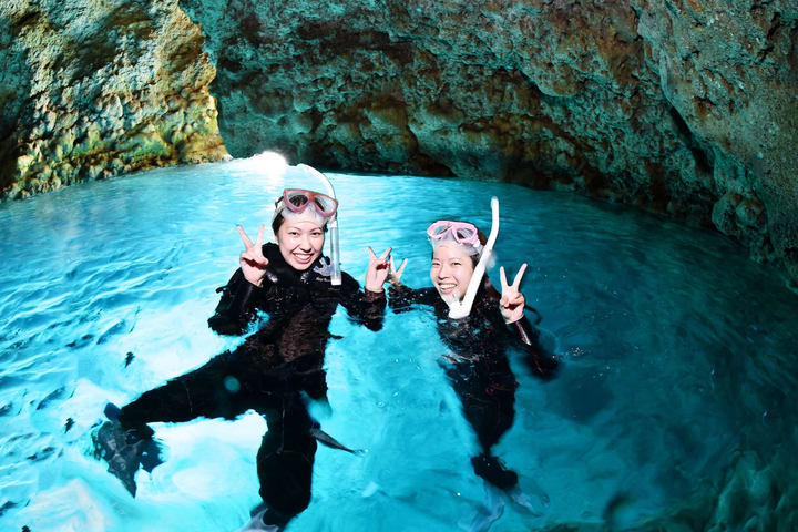 Desa Onna, menyelam dan snorkeling di Gua Biru (jalur perahu) (foto dan video tanpa batas, parkir & shower gratis)