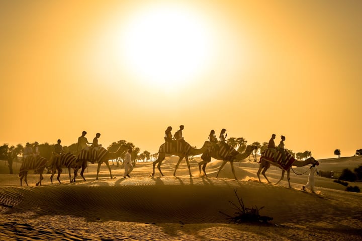 Dubai Desert Sunset Camel Trekking dengan Makan Malam BBQ dan Pertunjukan Tari Perut