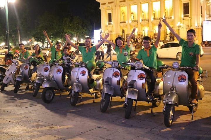 Tur Kuliner Malam Hanoi dengan Vespa Antik