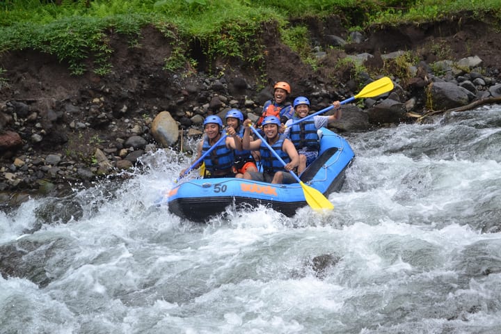 Arung Jeram di Sungai Telaga Waja oleh Bali Sobek