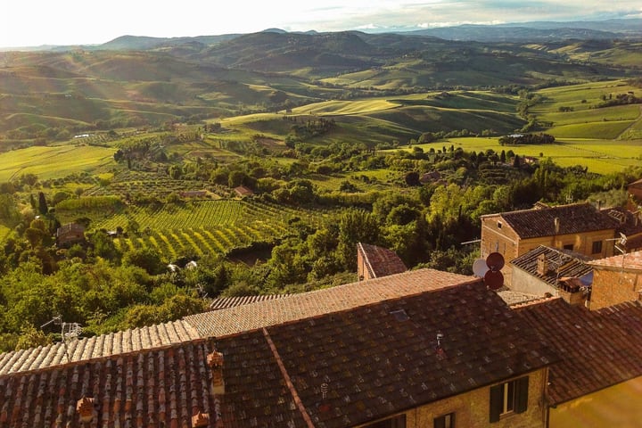 Wine tasting tour in Montepulciano with lunch in wine cellar