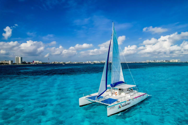 Isla Mujeres Catamaran Tour dengan Open Bar & Makan Siang Buffet