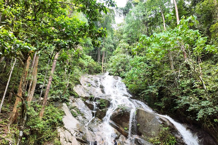 Eksplorasi Air Terjun Kanching dengan Batu Caves dan Gua Ramayana