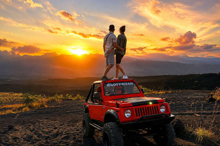 Gunung Batur 4WD Jeep Sunset dengan Fotografer dan Warna Jeep Kustom