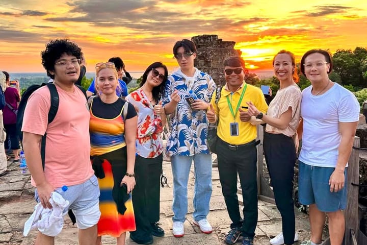 Classic Angkor Wat Sunrise atau Sunset Small Group atau Private Tour
