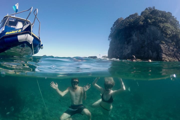 Glass Bottom Boat Cruise di Cathedral Cove di Selandia Baru